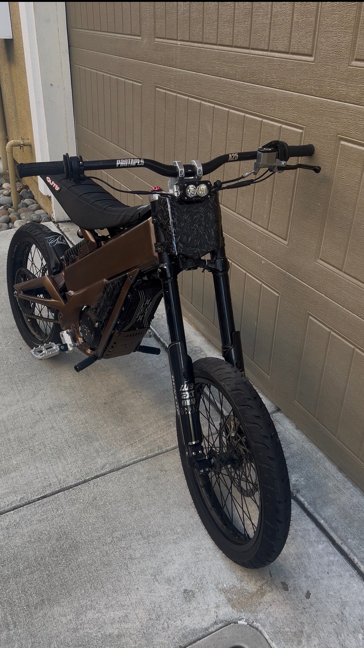 Carbon/Glossy Motocutz Plate